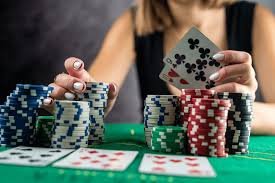 Antarmuka aplikasi toto50 menampilkan meja live dealer dan pasar olahraga